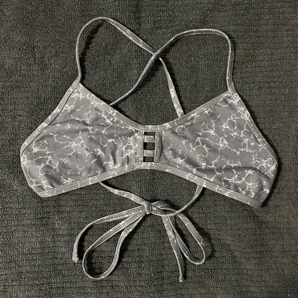 Jolyn triple vent tomcat top in retired gray water print
